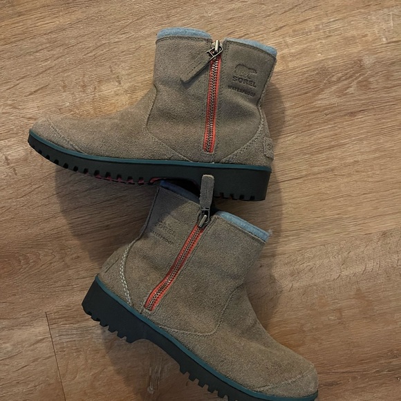 Sorel Tan Boots with Red Accent Zipper - Picture 1 of 6